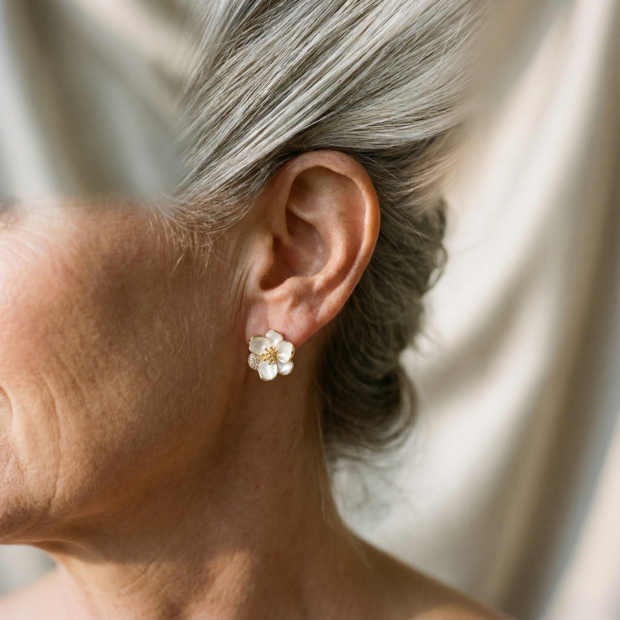 Boucles d'oreilles élégantes en or en forme de pétales de fleur