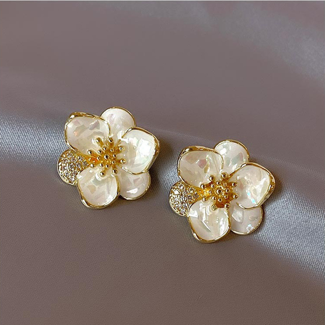 Boucles d'oreilles élégantes en or en forme de pétales de fleur